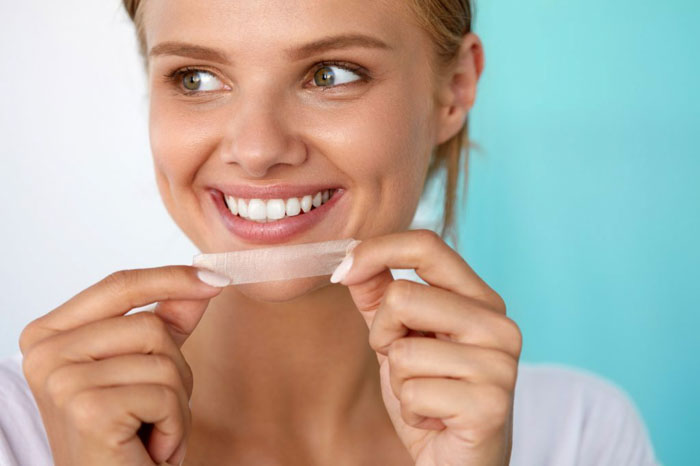 Miếng dán trắng răng chứa những thành phần tẩy trắng hóa học giúp làm trắng răng