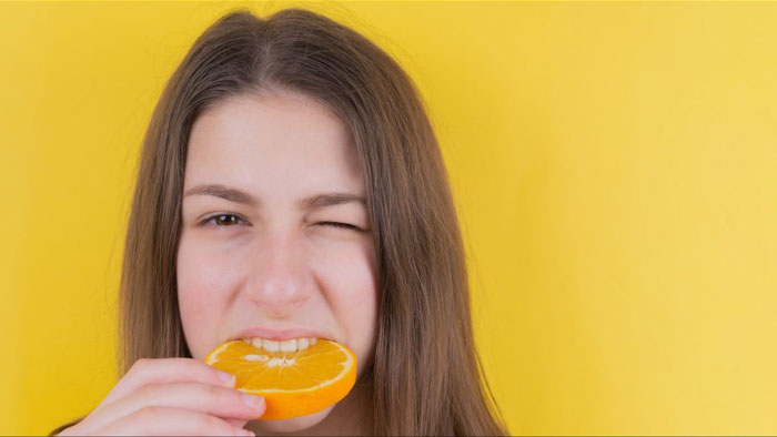 Thường xuyên ăn trái cây chua là nguyên nhân ê buốt răng