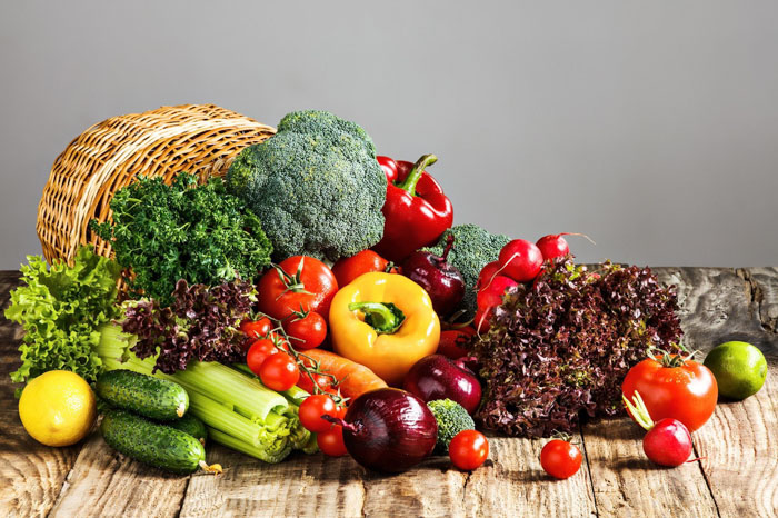 Ăn nhiều rau xanh và trái cây giúp tăng cường sức đề kháng răng miệng