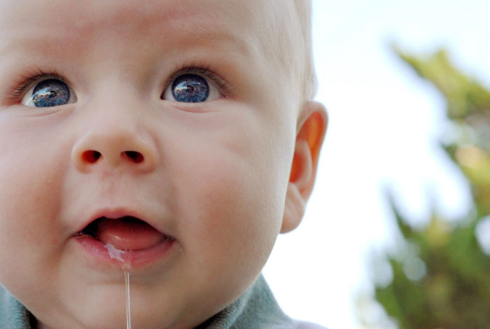 Chảy nhiều nước dãi là dấu hiệu mọc răng ở trẻ