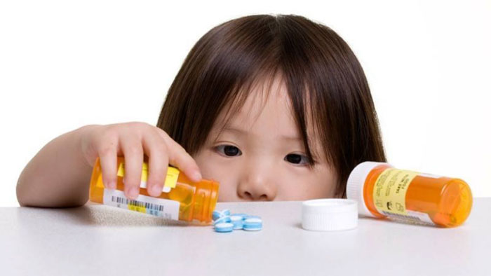 Cho trẻ dùng kháng sinh sai cách có thể gây nhiễm nấm ở miệng