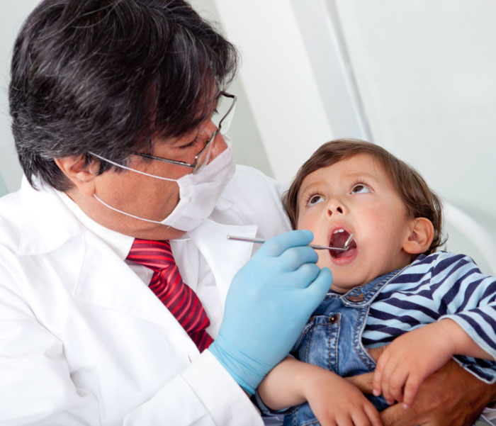 Đưa trẻ gặp bác sĩ thăm khám nếu nhận thấy dấu hiệu bị nấm lưỡi