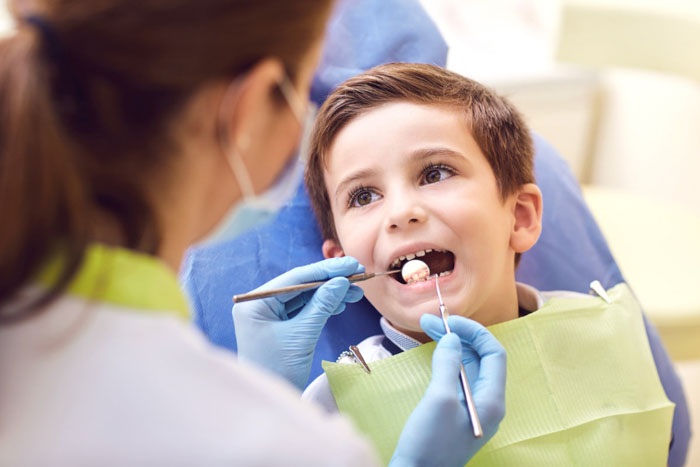 Nếu thấy con có dấu hiệu mòn răng nên đến nha khoa để bác sĩ khắc phục