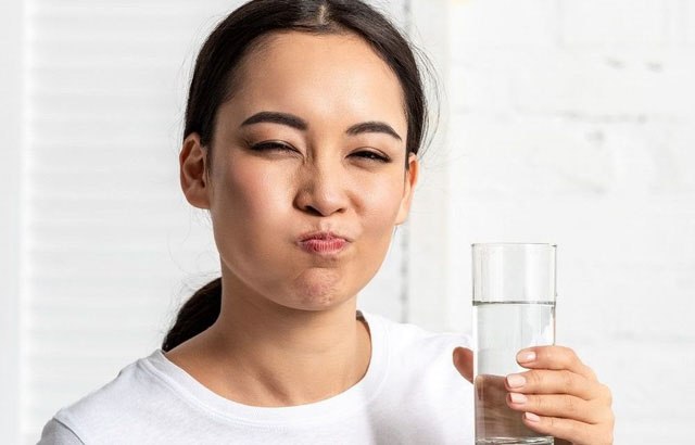 Súc miệng bằng nước muối giúp giảm nguy cơ hôi miệng