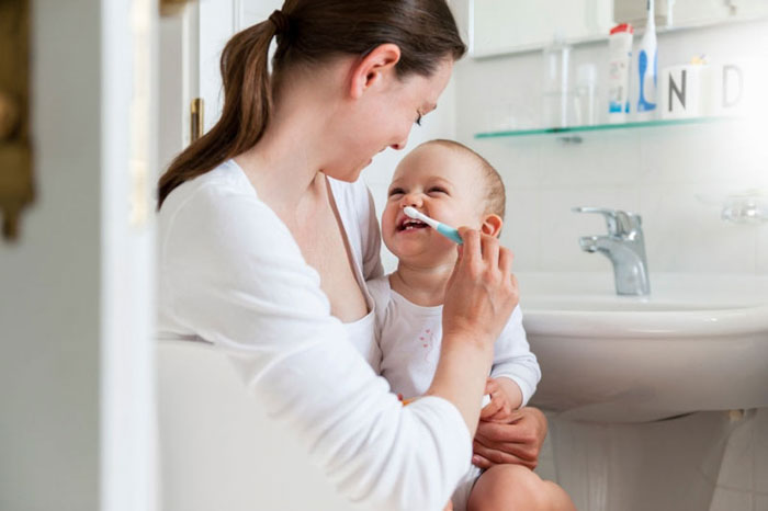 Tạo bầu không khí vui vẻ để trẻ thích thú hơn với việc chải răng