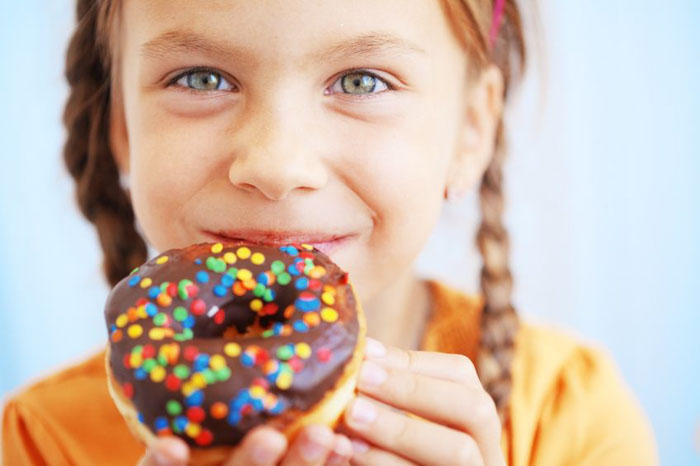 Thói quen ăn nhiều đồ ngọt là nguyên nhân gây sâu răng ở trẻ