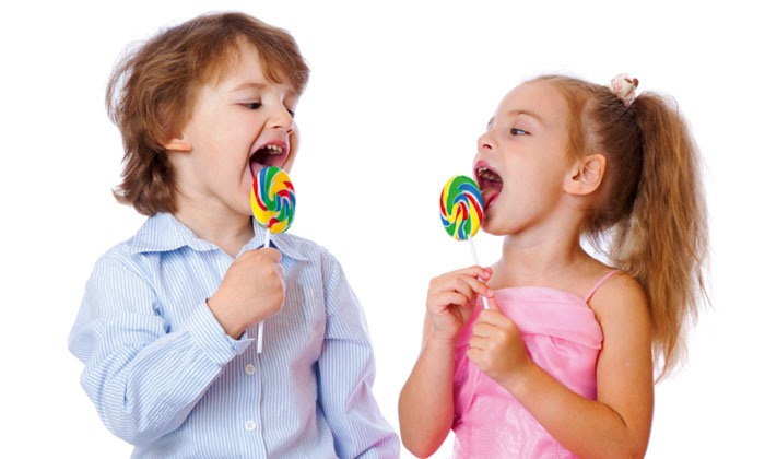 Thường xuyên ăn bánh kẹo ngọt là nguyên nhân gây mòn răng