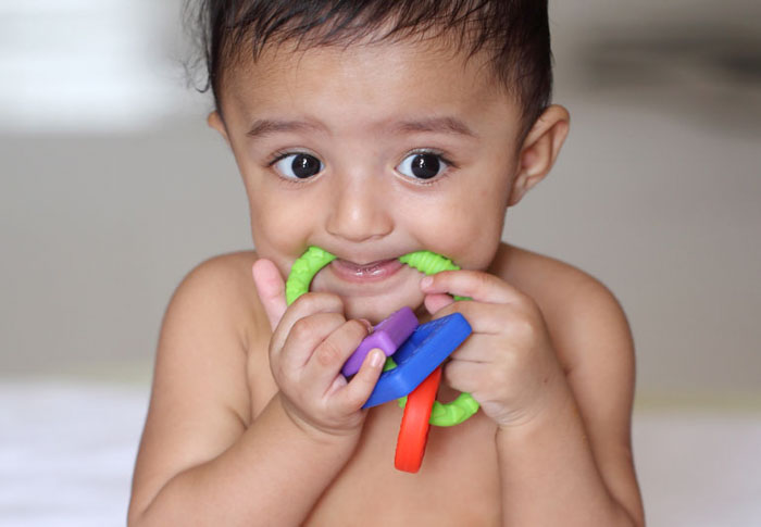 Trẻ hay nhai cắn đồ vật để giảm cảm giác khó chịu do mọc răng