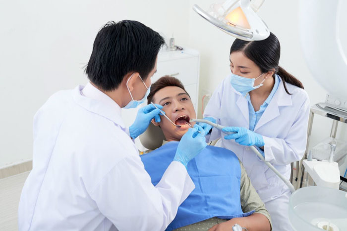 Cạo vôi răng và thăm khám định kỳ tại nha khoa