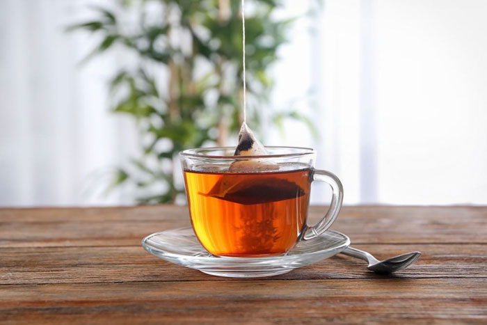 Dùng túi trà đắp vào vị trí nướu bị viêm