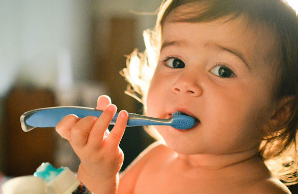 Kem đánh răng cho trẻ nên chọn loại an toàn nếu chẳng may nuốt phải