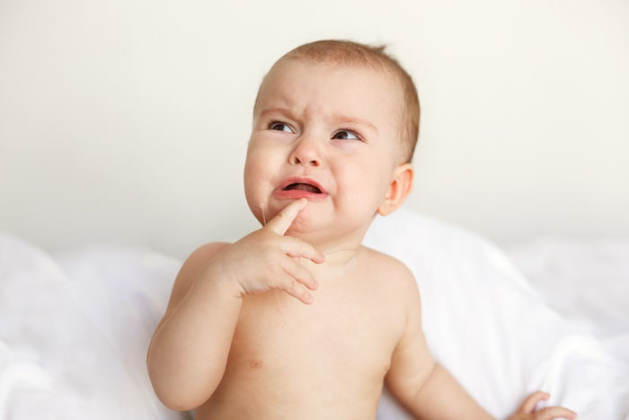 Khi mọc răng trẻ hay quấy khóc và chảy nhiều nước dãi