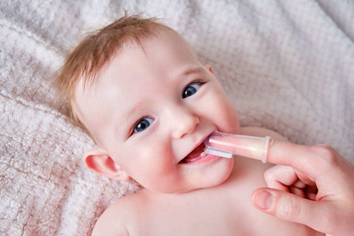 Tập chải răng cho trẻ ngay từ khi mọc những răng sữa đầu tiên