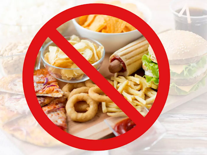 Tránh ăn thức ăn nhanh hoặc đồ chiên giòn sau khi nhổ răng