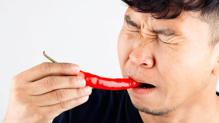 Ăn nhiều đồ cay nóng dễ bị nóng nhiệt trong người dẫn đến nhiệt miệng