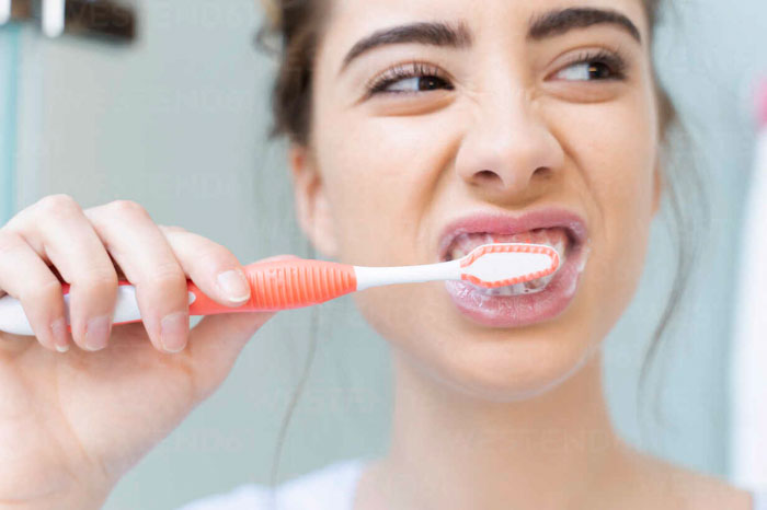 Chải răng nhẹ nhàng để loại bỏ vi khuẩn và mảng bám trong khoang miệng