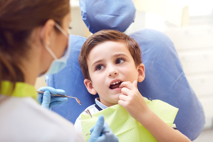Cho con thăm khám nha khoa định kỳ ngay từ khi mọc những chiếc răng sữa đầu tiên