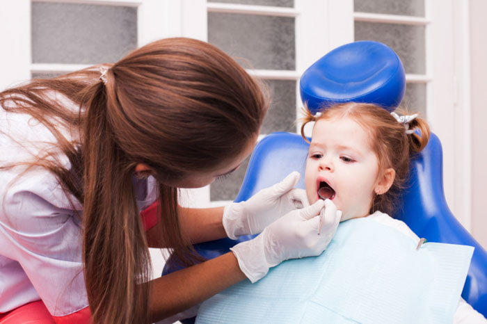 Cho trẻ khám bác sĩ nếu tình trạng nhiệt miệng không thuyên giảm