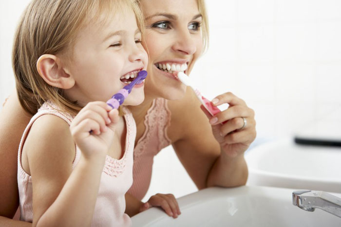 Chú ý chăm sóc răng miệng đúng cách cho trẻ