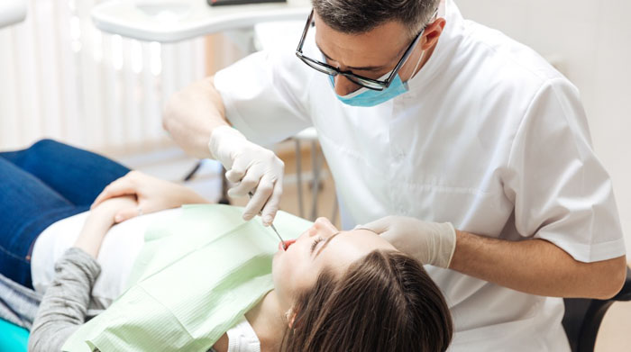 Gặp bác sĩ để có biện pháp khắc phục tình trạng đau nhức do tẩy trắng răng sai cách