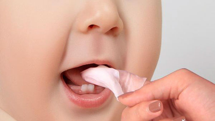 Giữ gìn vệ sinh răng nướu kỹ lưỡng trong giai đoạn trẻ mọc răng
