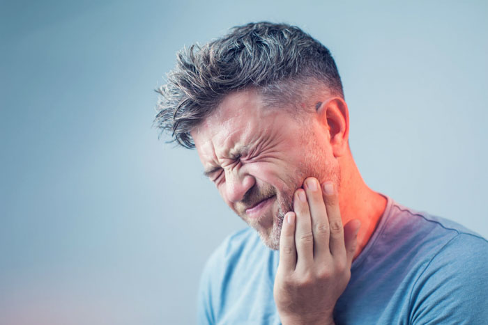 Khi có triệu chứng đau nhức bất thường sau nhổ răng cần thăm khám ngay