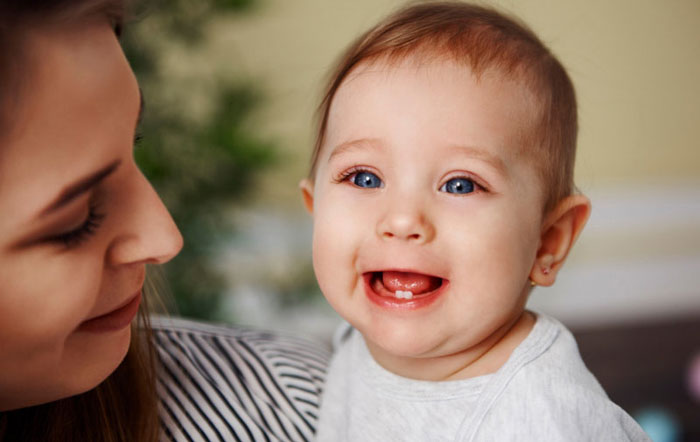 Khi trẻ được 6 tháng tuổi sẽ mọc những răng sữa đầu tiên
