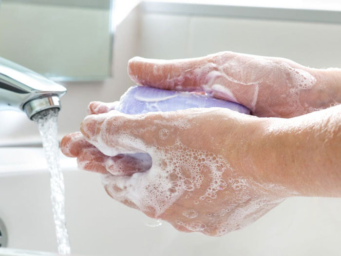 Sát khuẩn, rửa tay sạch trước khi rơ lưỡi cho trẻ