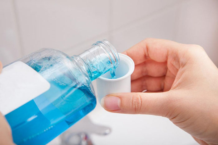 Sử dụng nước súc miệng cải thiện tình trạng chảy máu chân răng