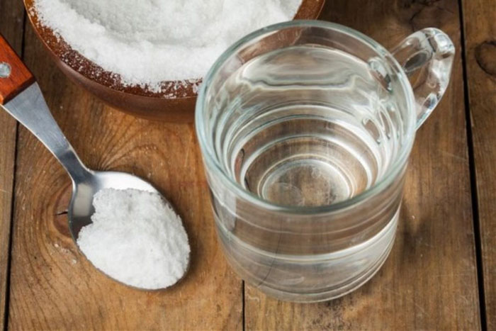 Súc miệng bằng nước muối giúp kháng viêm