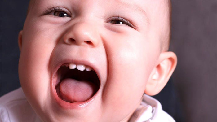 Trẻ mọc răng hàm trên trước có thể do nhiều yếu tố gây nên