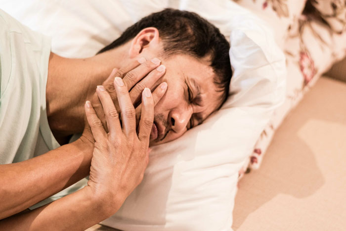 Vào buổi tối đi ngủ cơn đau răng thường nghiêm trọng hơn