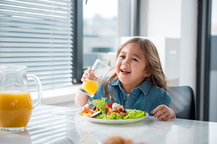 Xây dựng chế độ ăn uống lành mạnh cho trẻ giúp ngừa nhiệt miệng