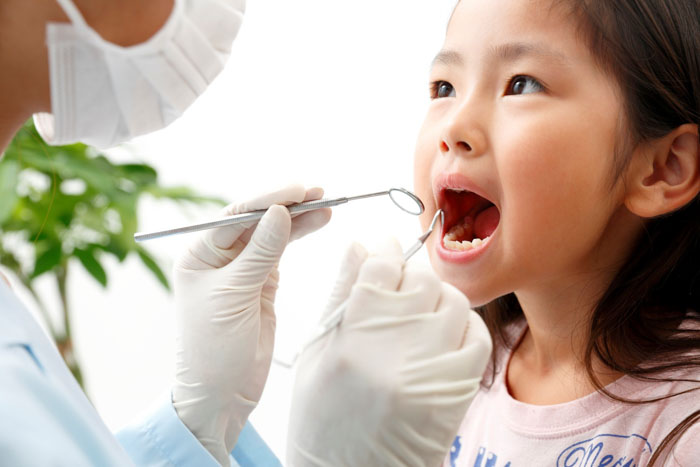 Nên đưa trẻ đến nha khoa để nhổ răng sữa an toàn, hiệu quả