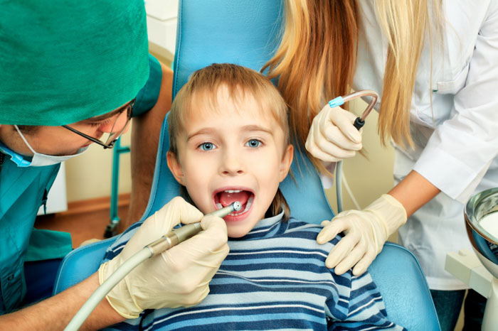Thường xuyên khám răng cho trẻ để sớm phát hiện sai lệch