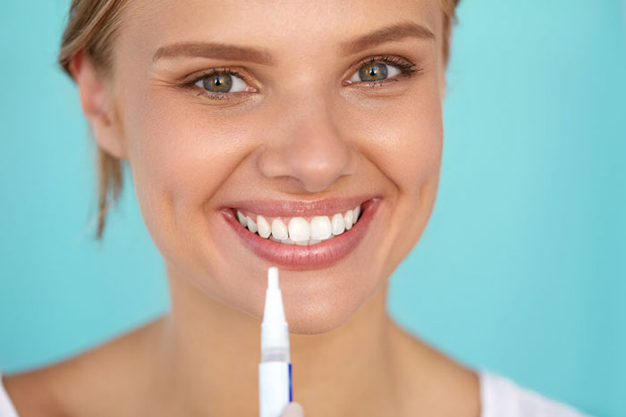 Bút tẩy trắng giúp loại bỏ vết xỉn màu trên răng