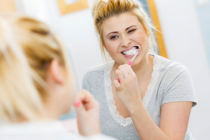 Chải răng sai cách rất dễ gây mòn men, mục chân răng