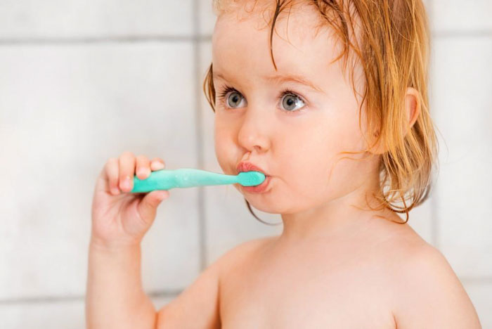 Chọn kem đánh răng an toàn cho trẻ khi nuốt phải