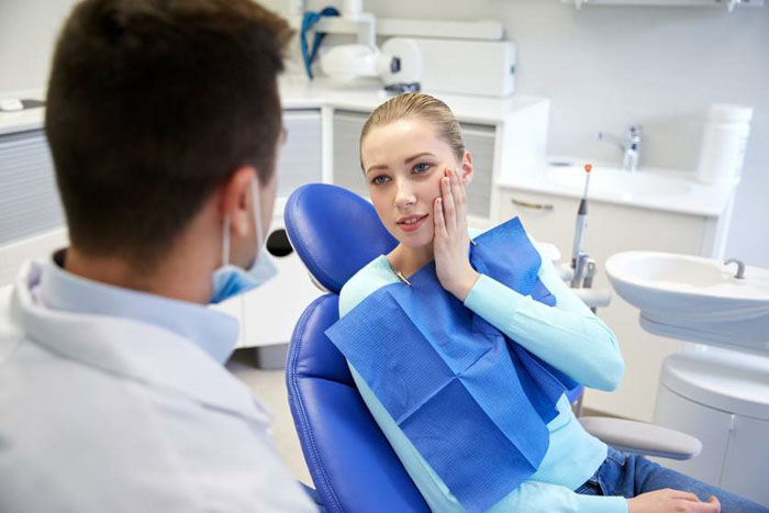 Chủ động thông báo với bác sĩ về tình trạng sức khỏe trước khi nhổ răng