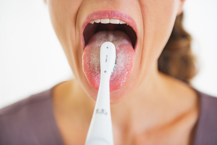 Có thể dùng bàn chải đánh răng để làm sạch lưỡi