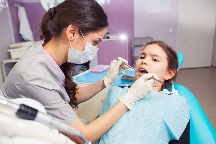 Đưa trẻ đến nha khoa để được khám chữa sâu răng hiệu quả