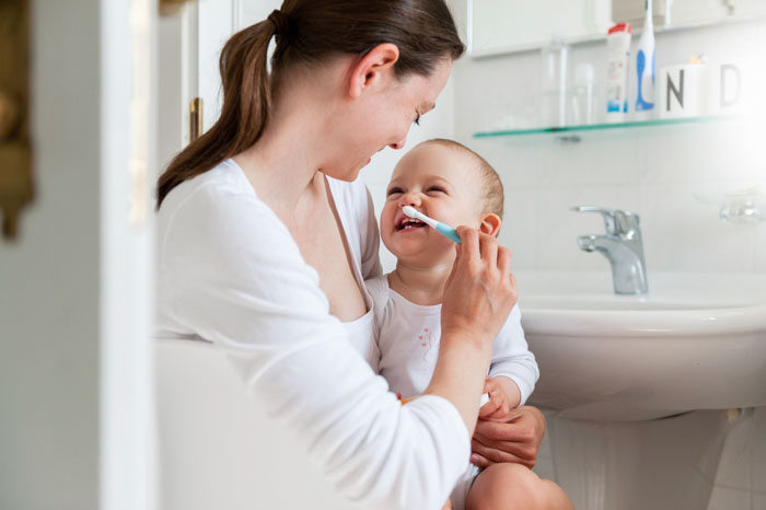 Giữ gìn vệ sinh răng miệng sạch sẽ mỗi ngày cho trẻ
