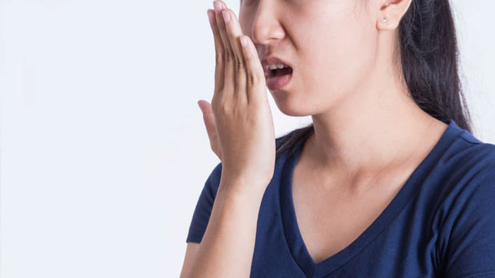 Hôi miệng từ cổ họng có thể do ảnh hưởng từ nhiều bệnh lý