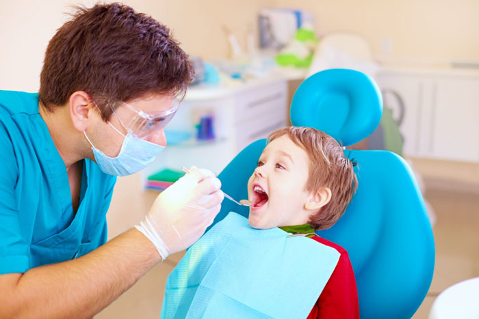Khám răng định kỳ cho trẻ giúp tầm soát tốt bệnh lý