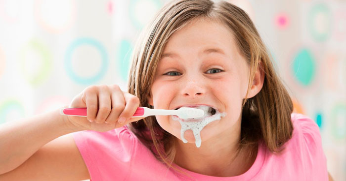 Không nên cho trẻ dùng kem đánh răng có quá nhiều bọt