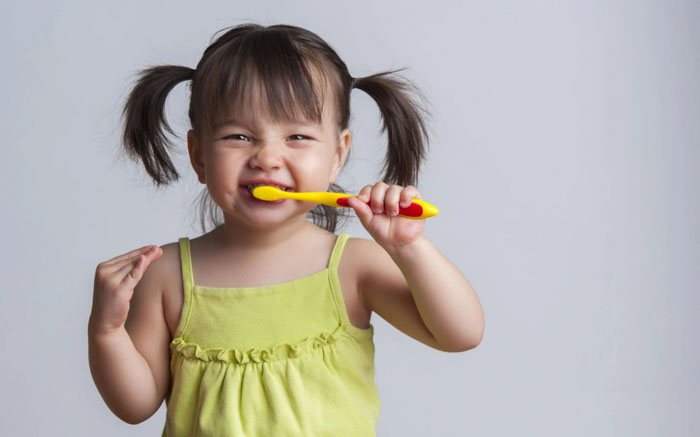 Tạo cho con thói quen chải răng sạch sẽ hằng ngày