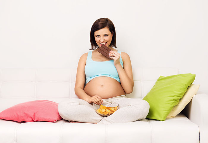 Ăn nhiều đồ ngọt khi mang thai dễ gây nhiều vấn đề bệnh lý ở răng miệng