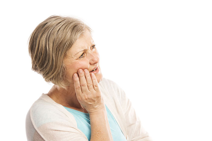 Dùng răng giả tháo lắp thường gây cộm cấn, sưng đau ở nướu