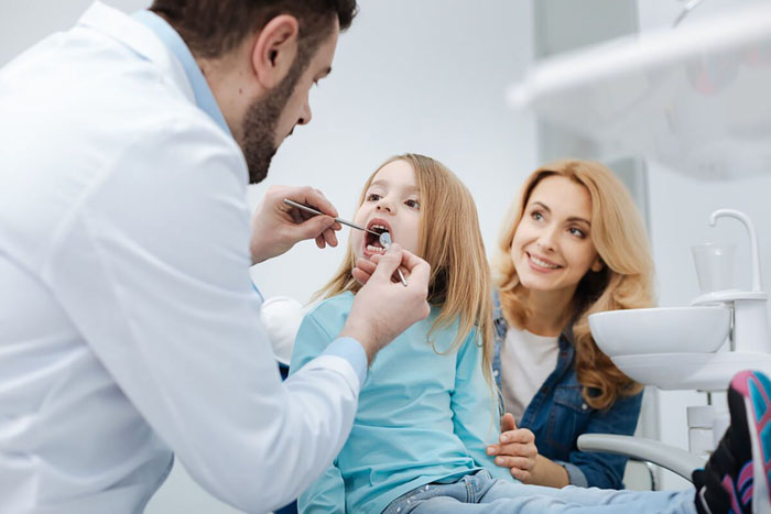 Khám răng định kỳ cho trẻ mỗi năm 1 – 2 lần