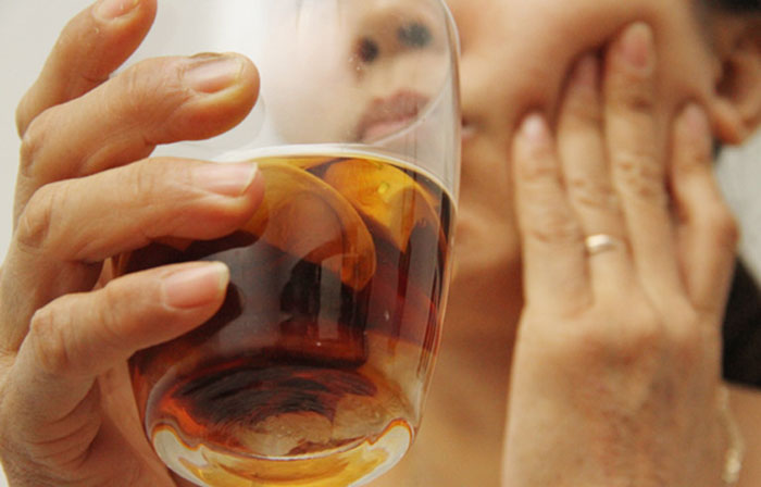 Khi dùng rượu cau chữa viêm lợi chỉ nên ngậm, tránh nuốt rượu